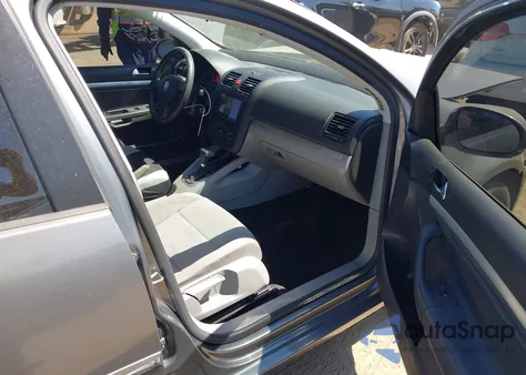 2007 Volkswagen Rabbit 4-Door из США, поврежденный, VIN WVWDS71K77W213751